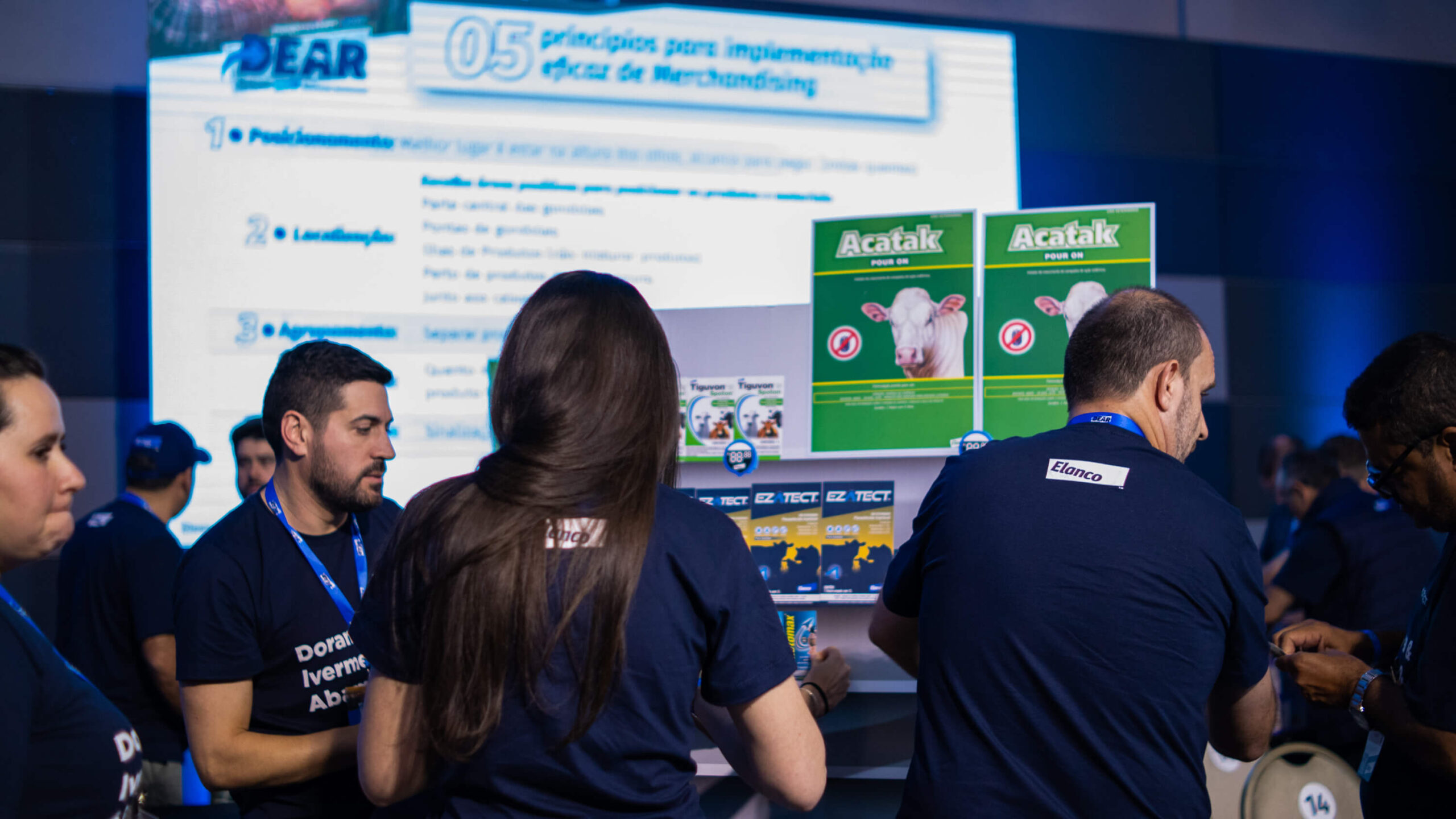 Painel de led evento elanco Mostrando a montagem do evento corporativo